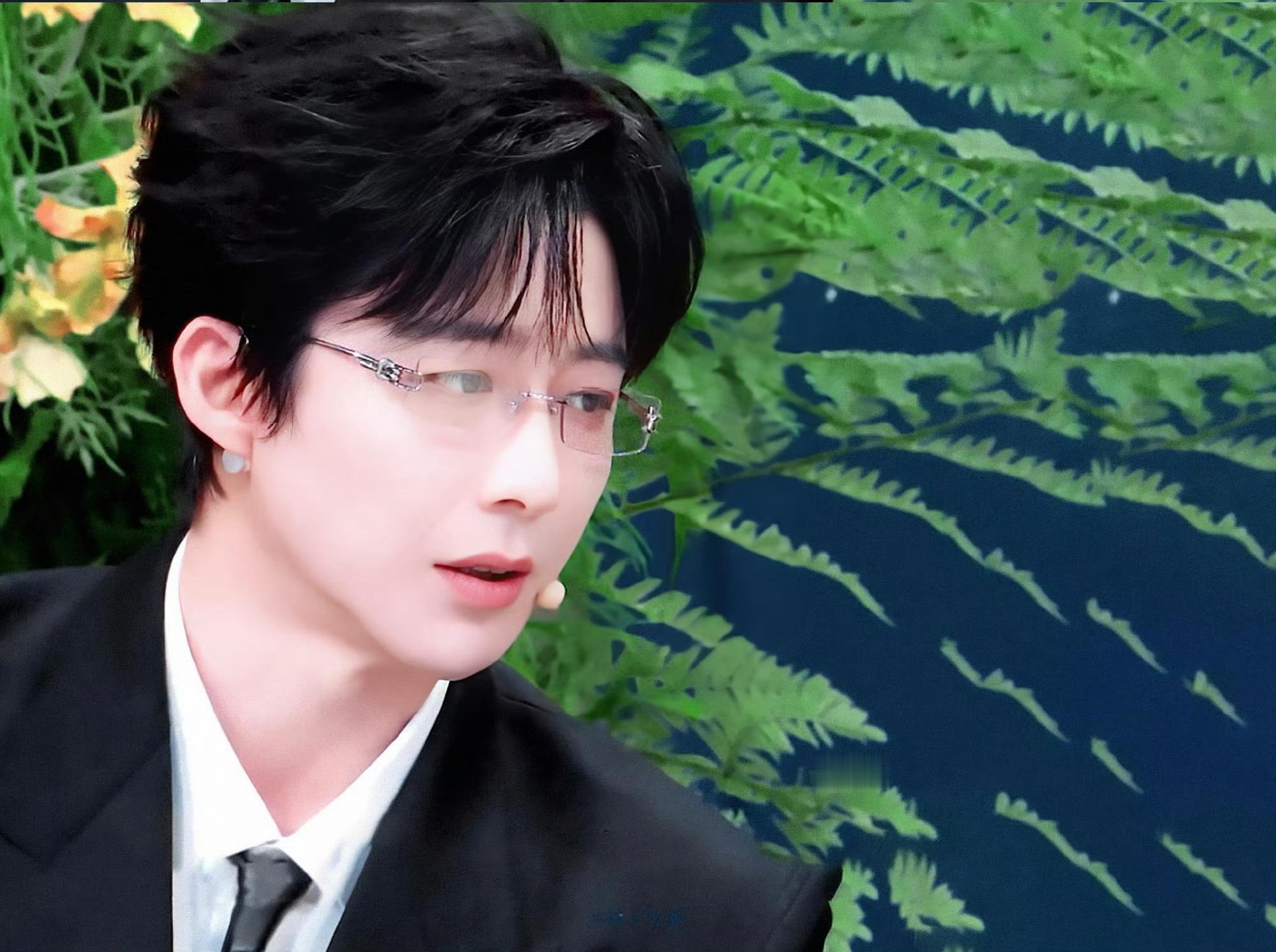 摩登兄弟刘宇宁  春的绿愈发浓烈，万物愈加繁茂的生长，准备迎接热烈的夏季，让一切