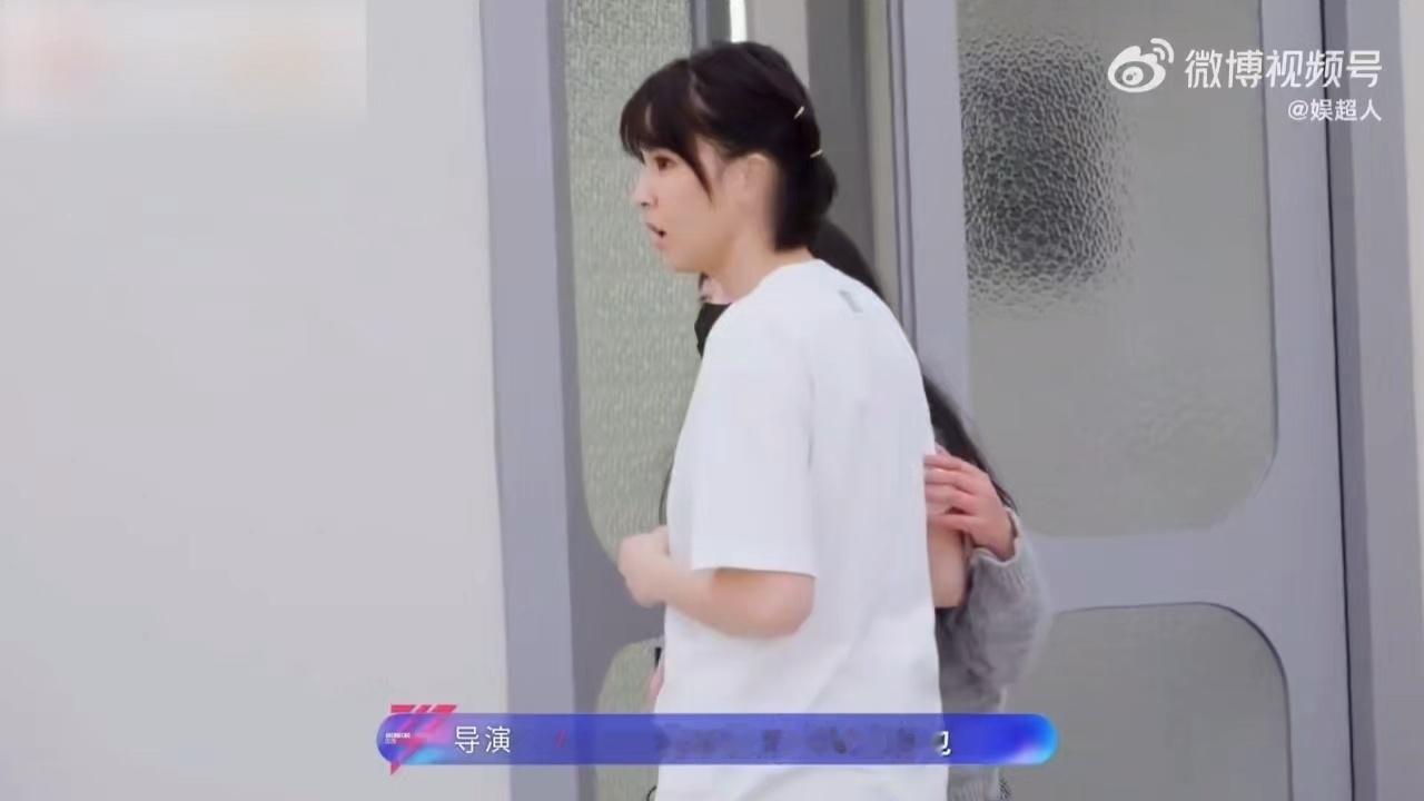 曾沛慈拿错王濛的包乘风2026后台爆笑名场面！曾沛慈错拿王濛同款豹纹包，还呆萌以