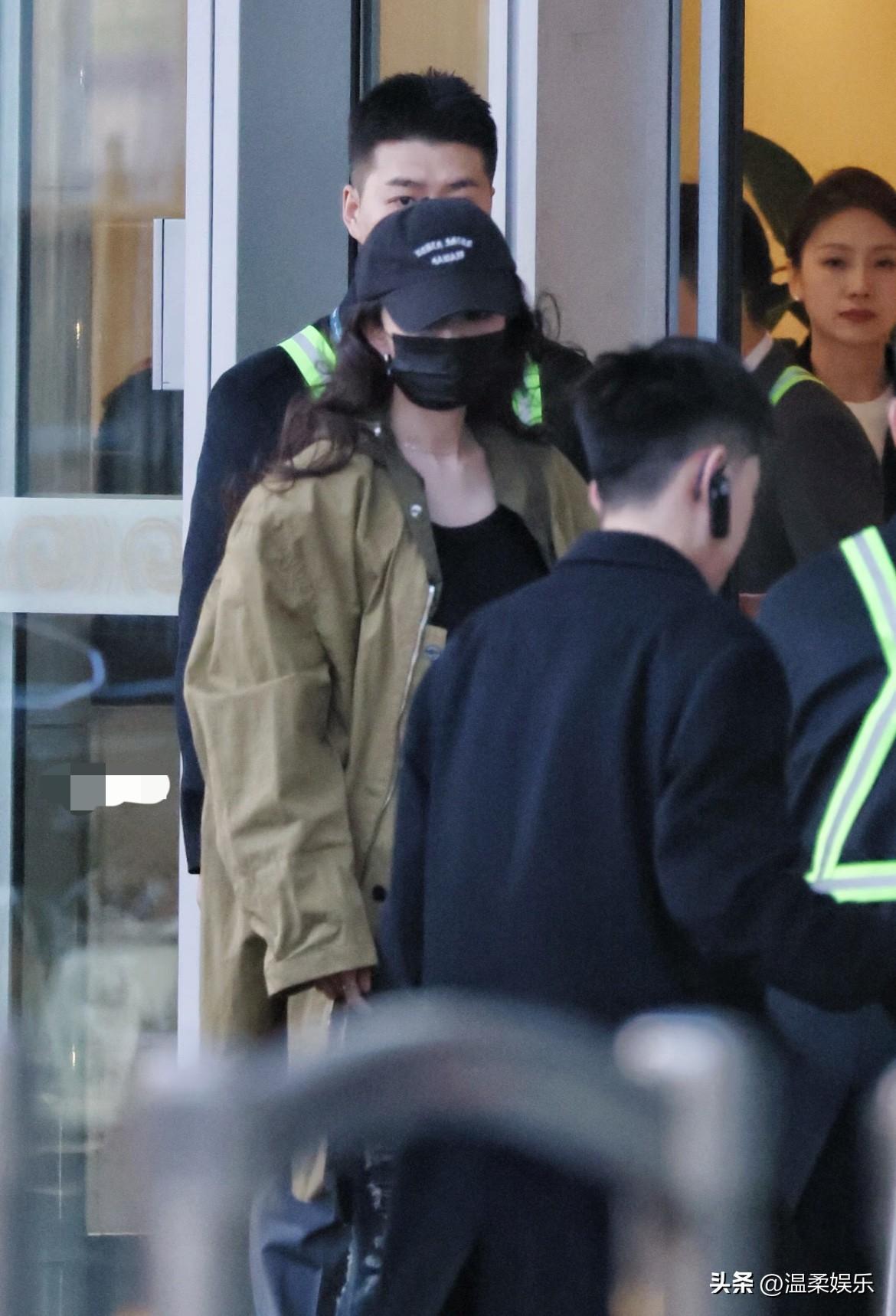 杨幂已经出发🛫去上海了！
江山大同暂时不开机了！
到地方后，她是想从车后面走一