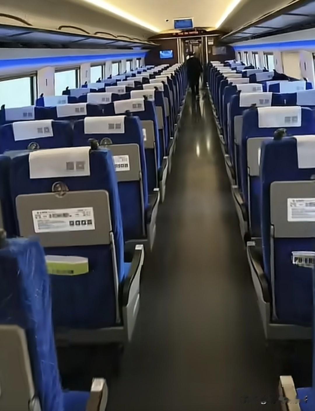 近日大家都在忙着抢过年回家的火车票，但是看到网上不少网友发视频称自己所在的车厢却