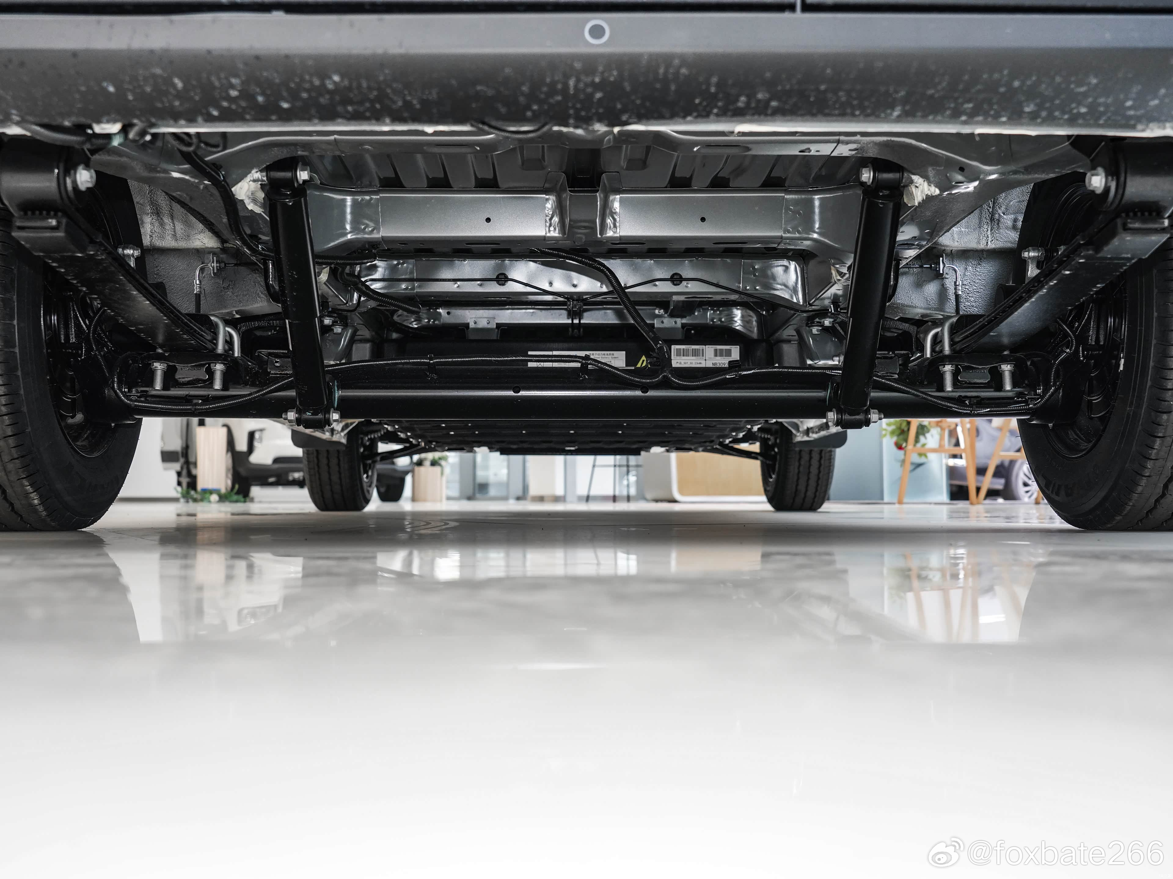 大通大拿后腿。。。这减振器很个性。。。