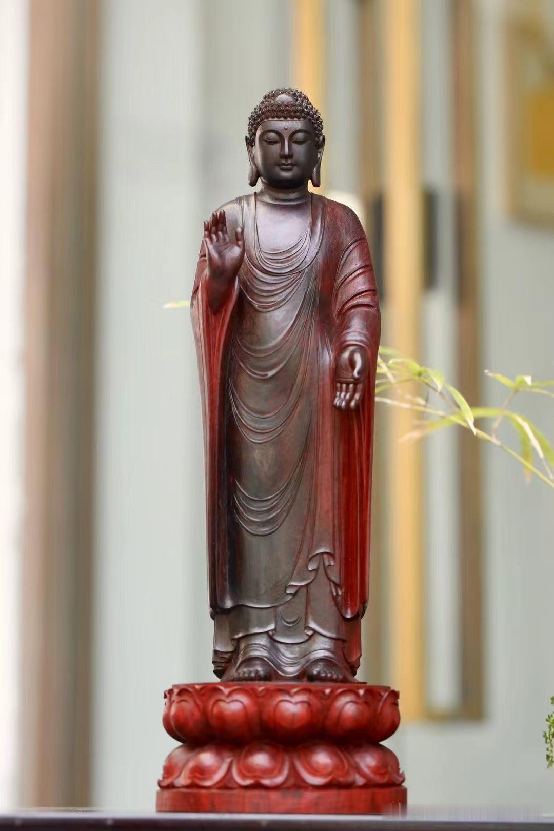 有些佛像，以庄严摄人；有些佛像，则以宁静动人。

印度小叶紫檀历经岁月沉淀，木色