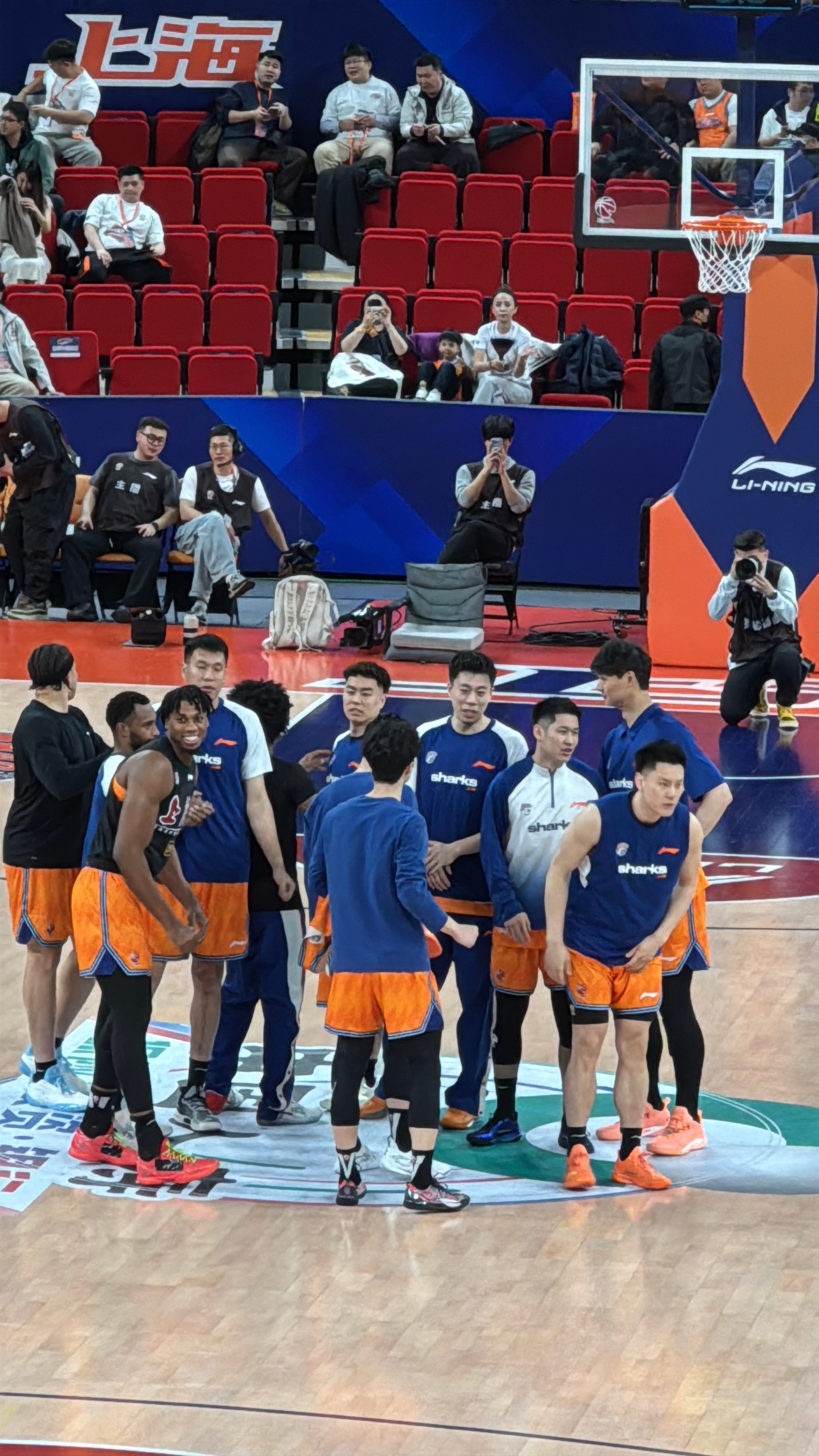 张镇麟 又来咯加油加油，今晚加油💪上海久事大鲨鱼 上海·上海体育馆