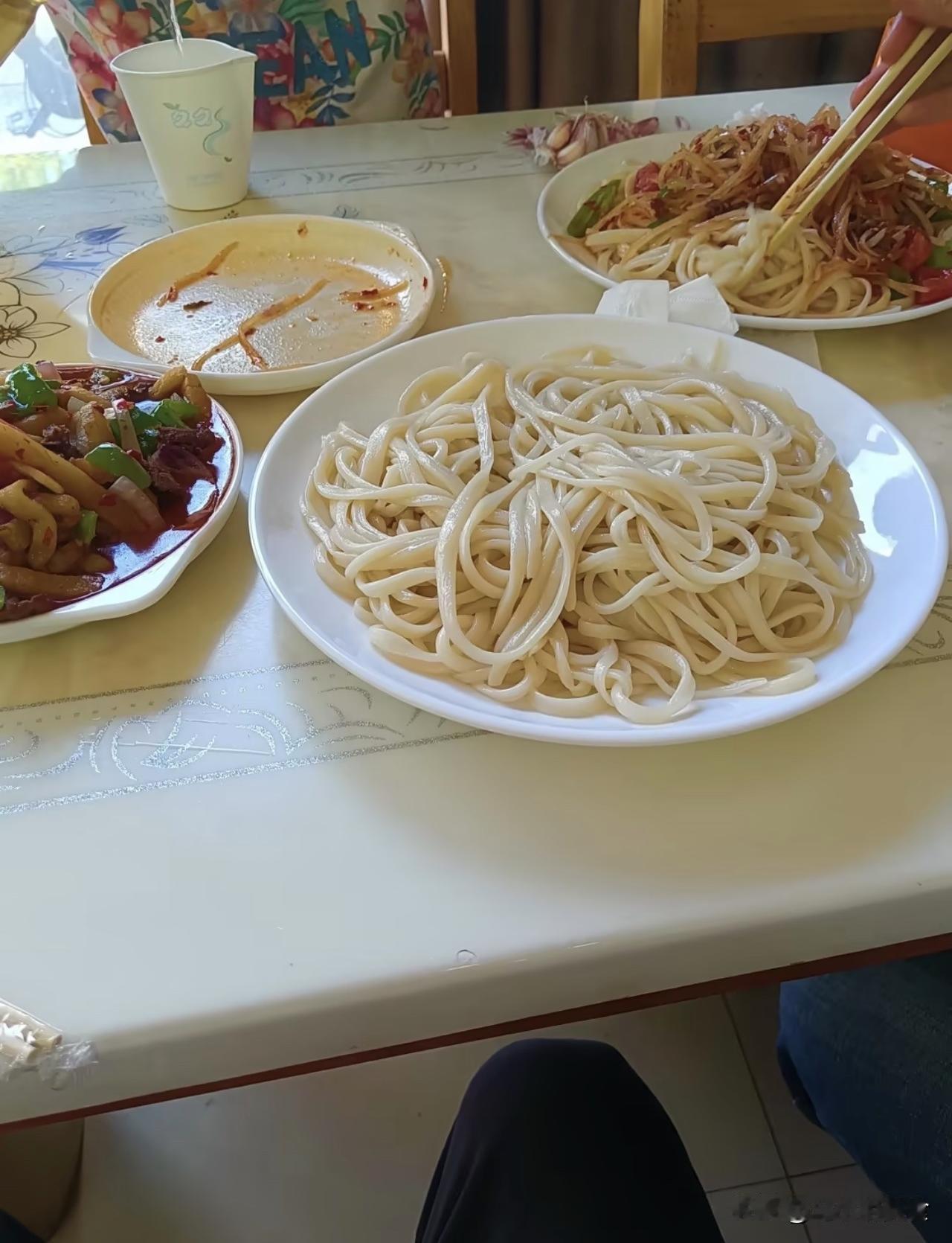 没有格局就别开拌面馆子，加面收费？太膈应人了！

咱新疆人吃拌面，就图个实在、吃