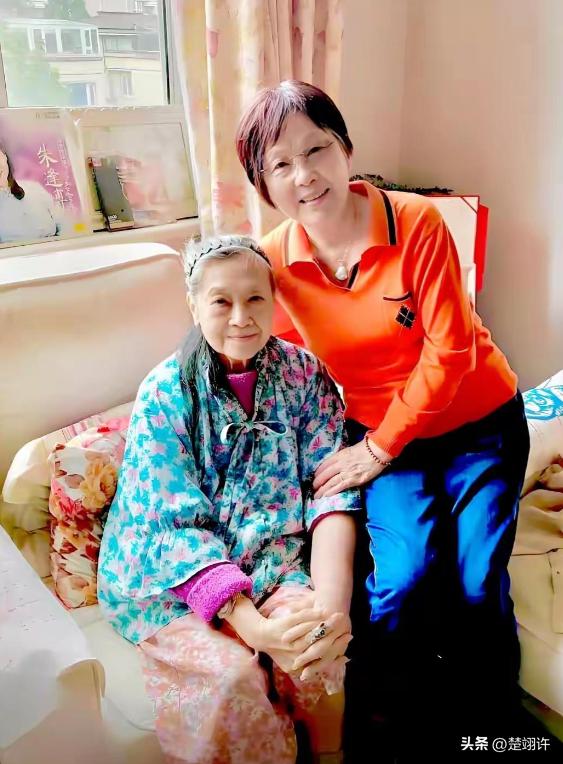 89岁的朱逢博，现在住上海郊区一套200平的复式大房子里，这套房子，是她的儿子施