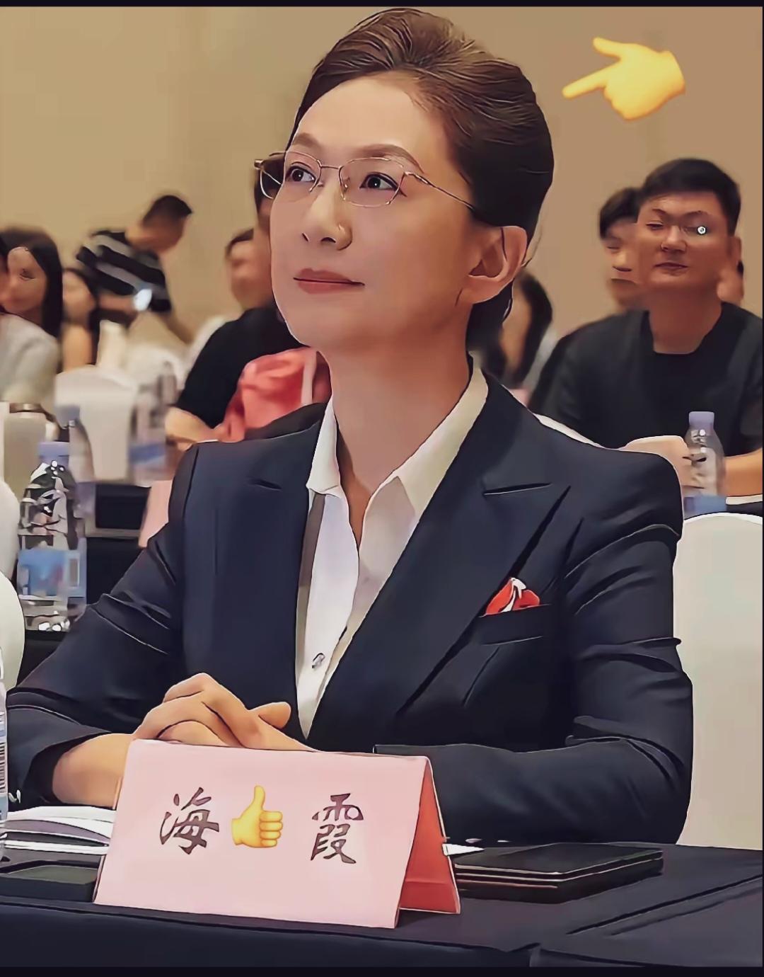 海霞这气质与周涛比一点不差。