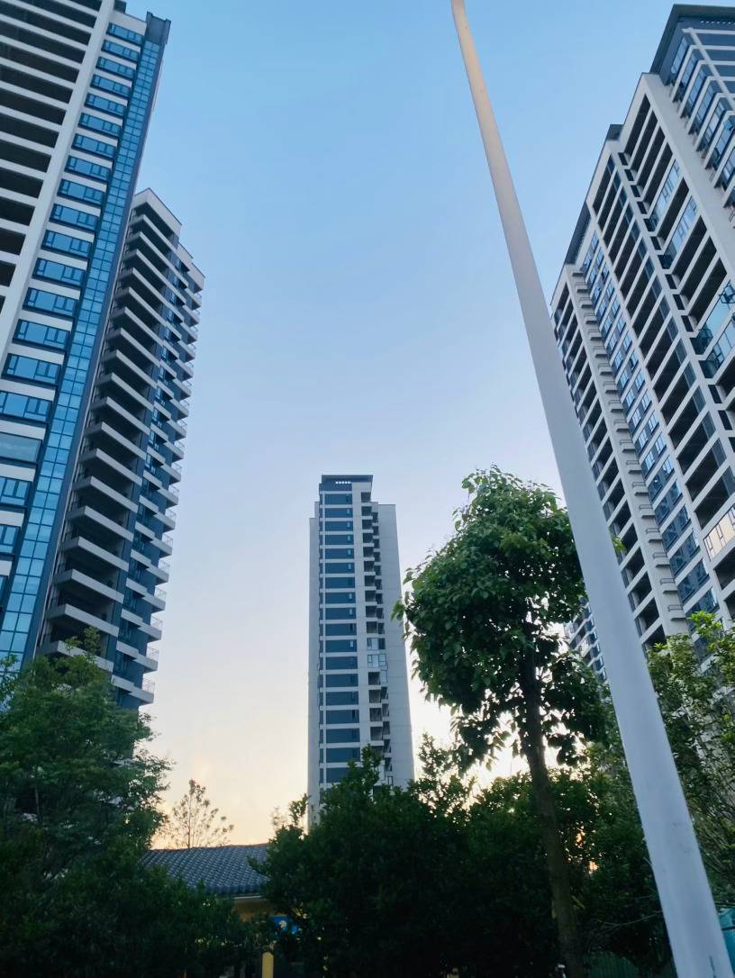 生活手记记录真实生活摄影摄影摄影 傍晚的城市，被揉碎的霞光染成温柔的模样。我站在