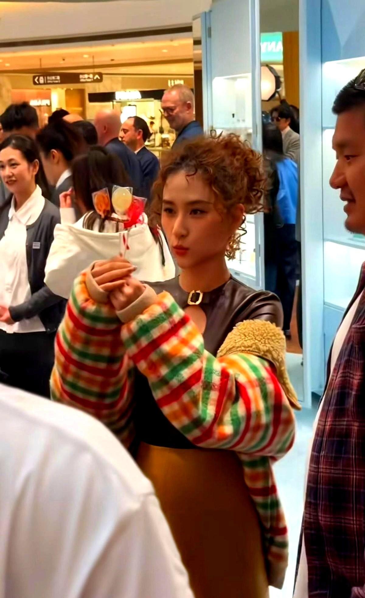 何超莲连开六场直播，王诗龄在卢浮宫画了幅画。
一个忙着卖饭，一个悄悄进了皇家艺术