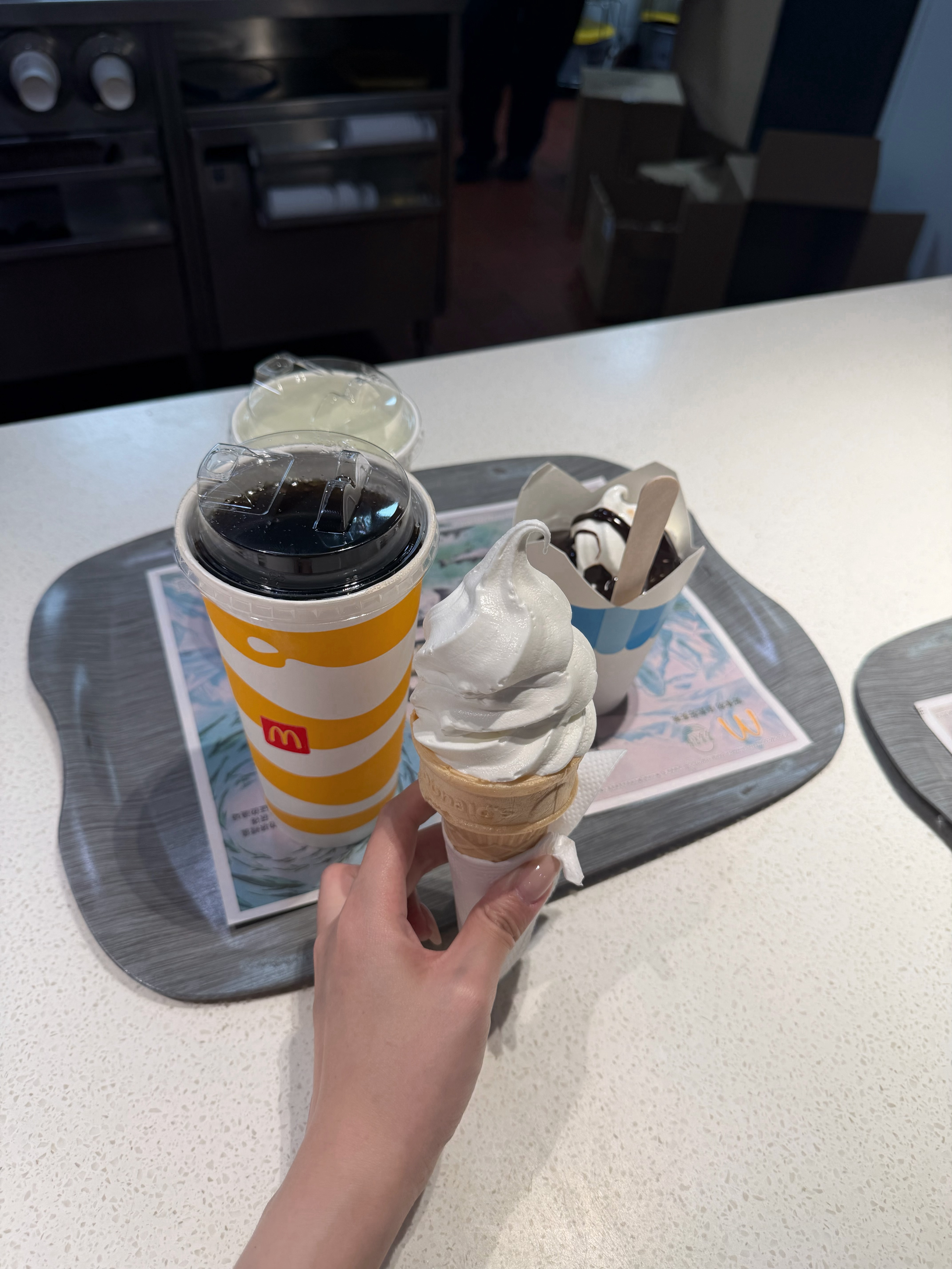 下楼拿行李的时候不小心从楼梯上滚下去了表面完好无损实际屁股连着腿青了一大片给大家