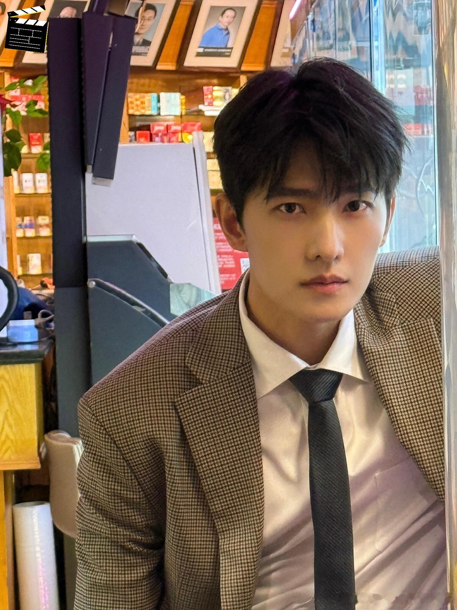 随便一坐，这身西装就帅到犯规杨洋真帅，这张脸太权威了侧脸简直完美，小说男主走进现