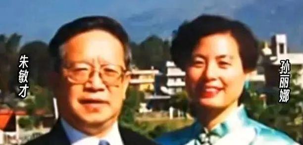 2015年，当一位衣衫褪色的老人被送进医院的时候，谁也没想到，他的身份竟是十年前