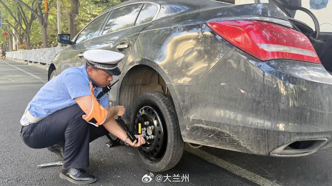 兰州街头看得见的安全感【兰州城区晚高峰：轮胎漏气车主束手无策，民警暖心帮助更换备