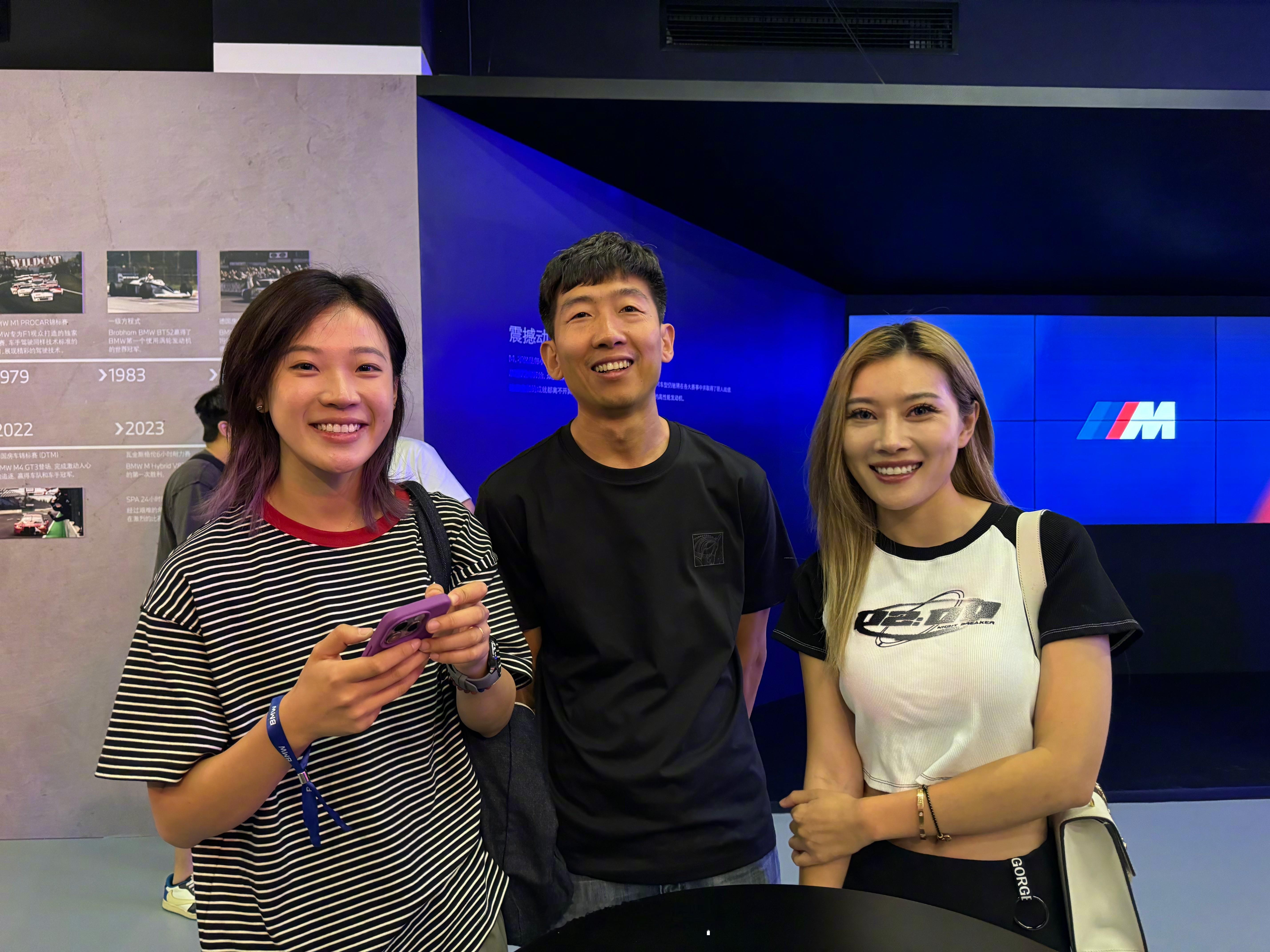 看到两个美女中间有个空档，果断让抓拍一张，主打一个女粉丝多[doge][doge