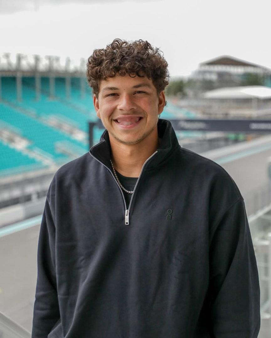 在F1迈阿密站围场内拍摄定格照的Atp Boys。小钱同学帅得愈发标志了。还是得