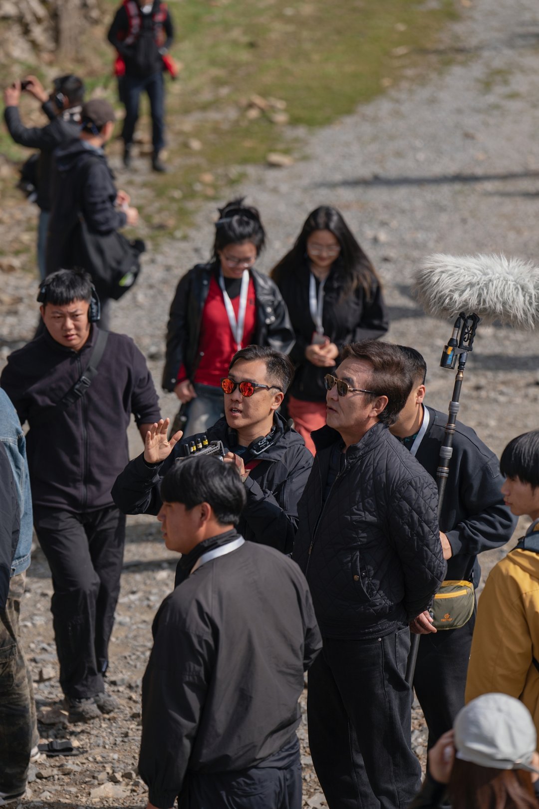 陈坤和无穷小亮的日常与Burberry同行一半人间烟火，一半山河壮阔，从古都街巷