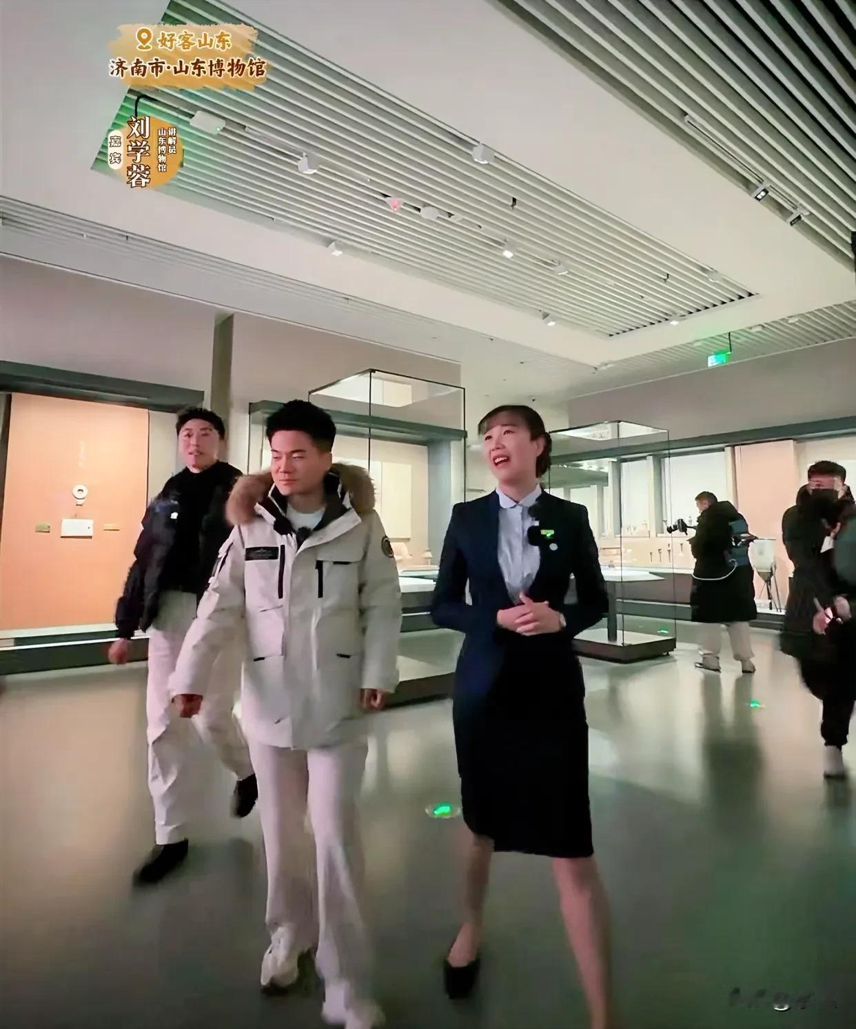 与辉同行来到山东博物馆八角星纹彩陶豆前
讲解员：猜猜看太阳中间的方形代表什么？