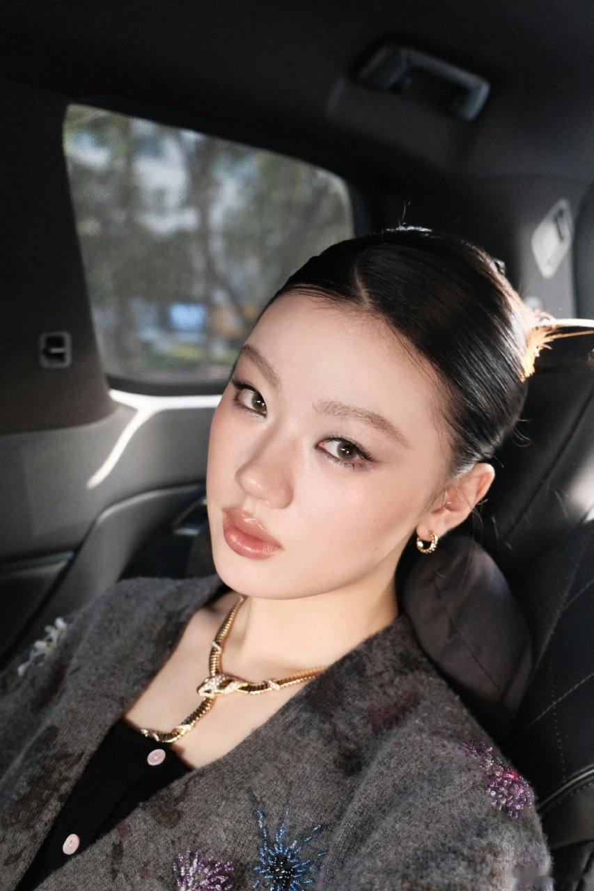 单依纯背头look单依纯背头小烟熏 如此权威的单依纯！太美了这也[憧憬][憧憬]