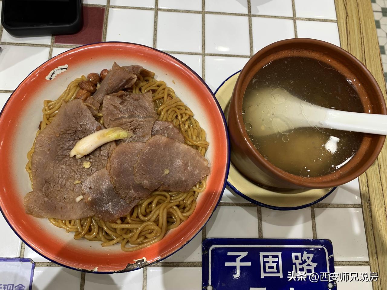 这家南昌粉第一次吃，就上肉饼汤，看着不错，有没有了解的朋友，这算正宗的南昌粉吗？