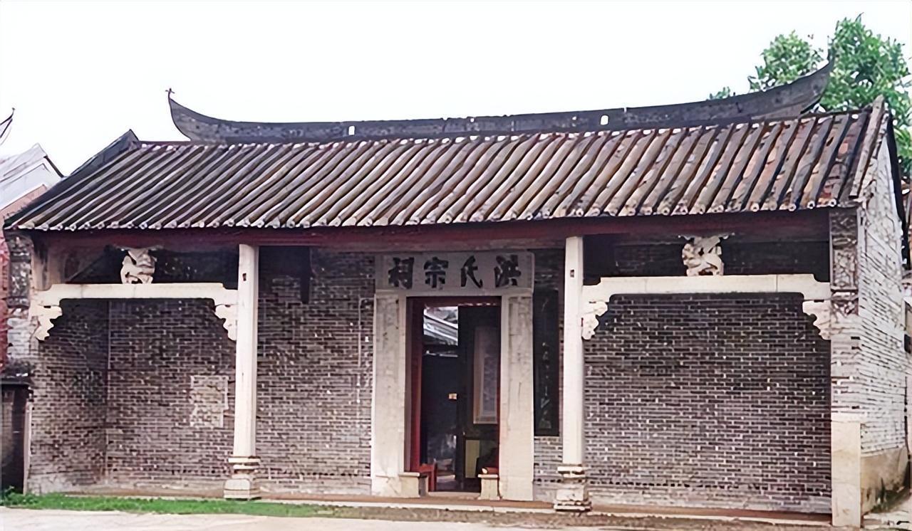 抗日战争期间，日军要拆除洪氏宗祠，突然一个日本军官站出来:“谁敢？我的祖先就在这
