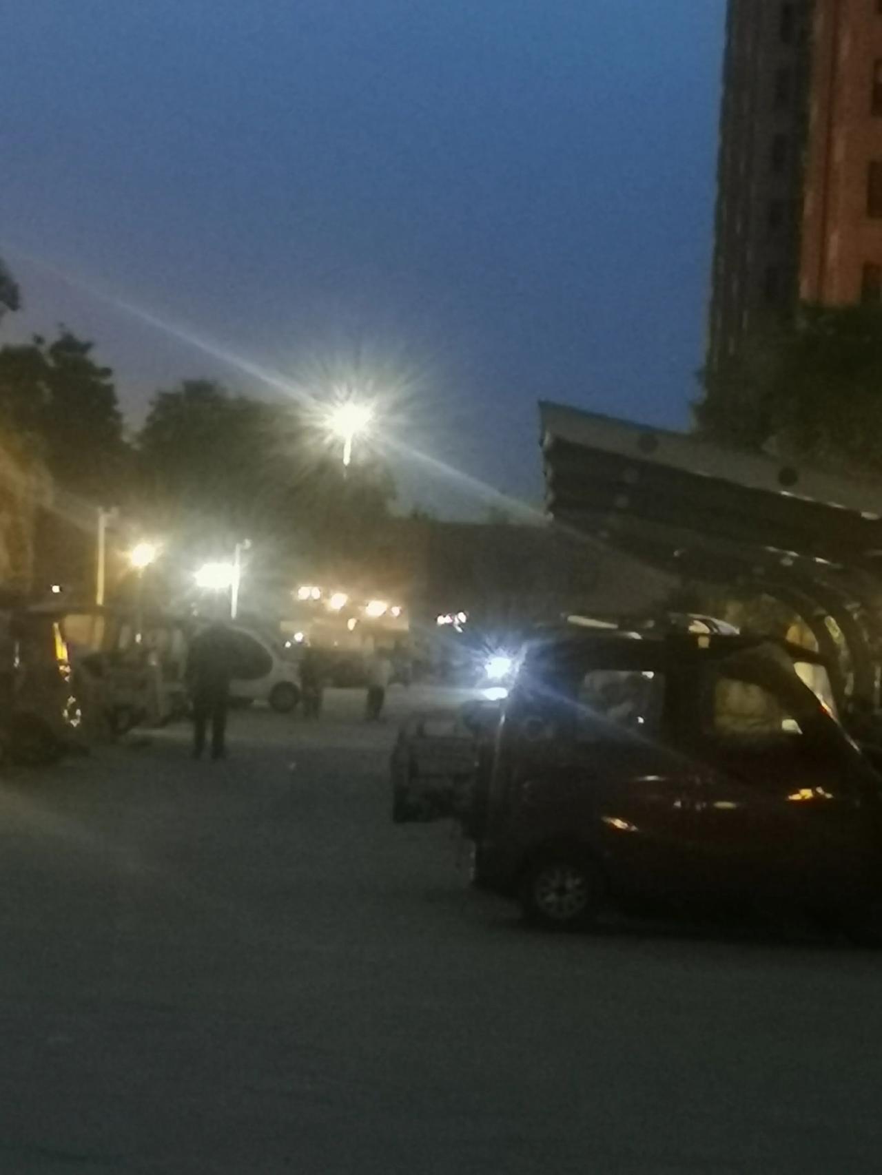 昨天下午老公给我发信息，说晚上不回家吃饭了。我问他是跟谁一起吃。他说他的一个朋友