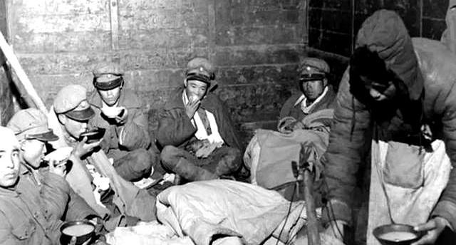 1948年底，南京大校场机场，一架运输飞机死活飞不起来。士兵奉命卸下10个大箱子