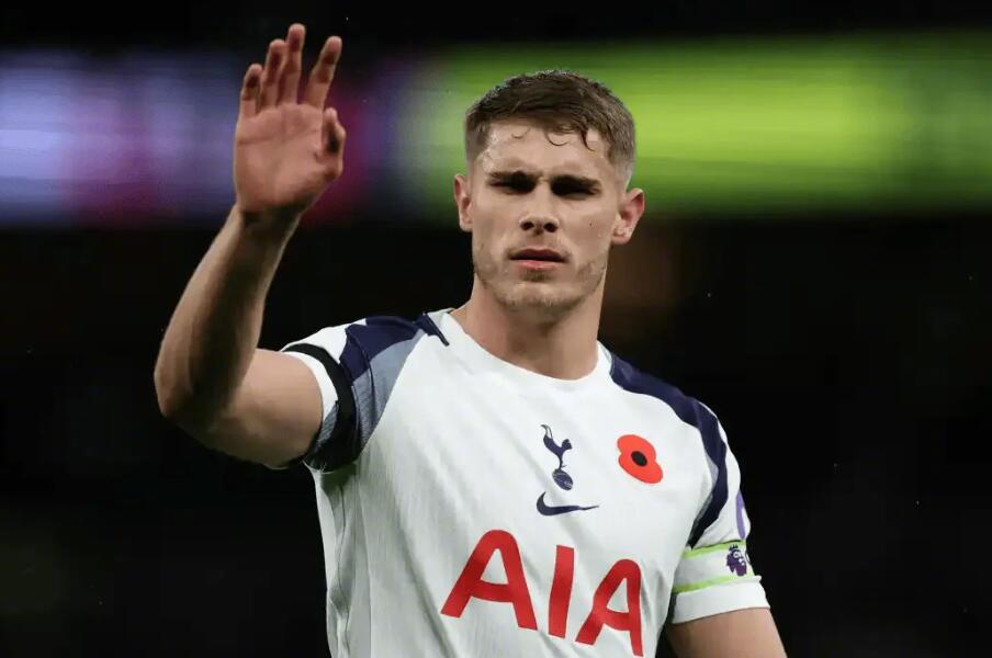 据talkSPORT首席记者Alex Crook的报道，热刺为队内中卫范德芬标价