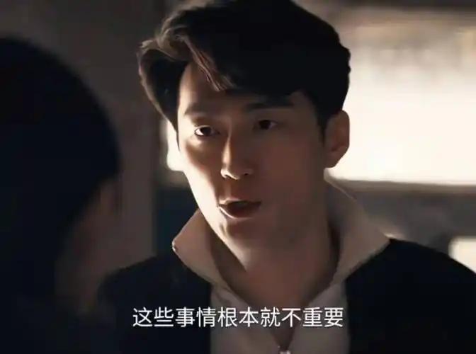 其实他就是来搞笑的。

《主角》里，刘红兵经常嘻嘻哈哈，在忆秦娥面前更是陪着笑脸
