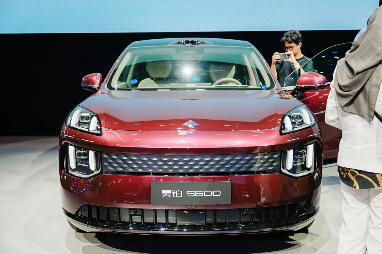 北京车展，传祺、埃安和昊铂三个品牌中，广汽展示了各自的独特定位。传祺强调“为亲人