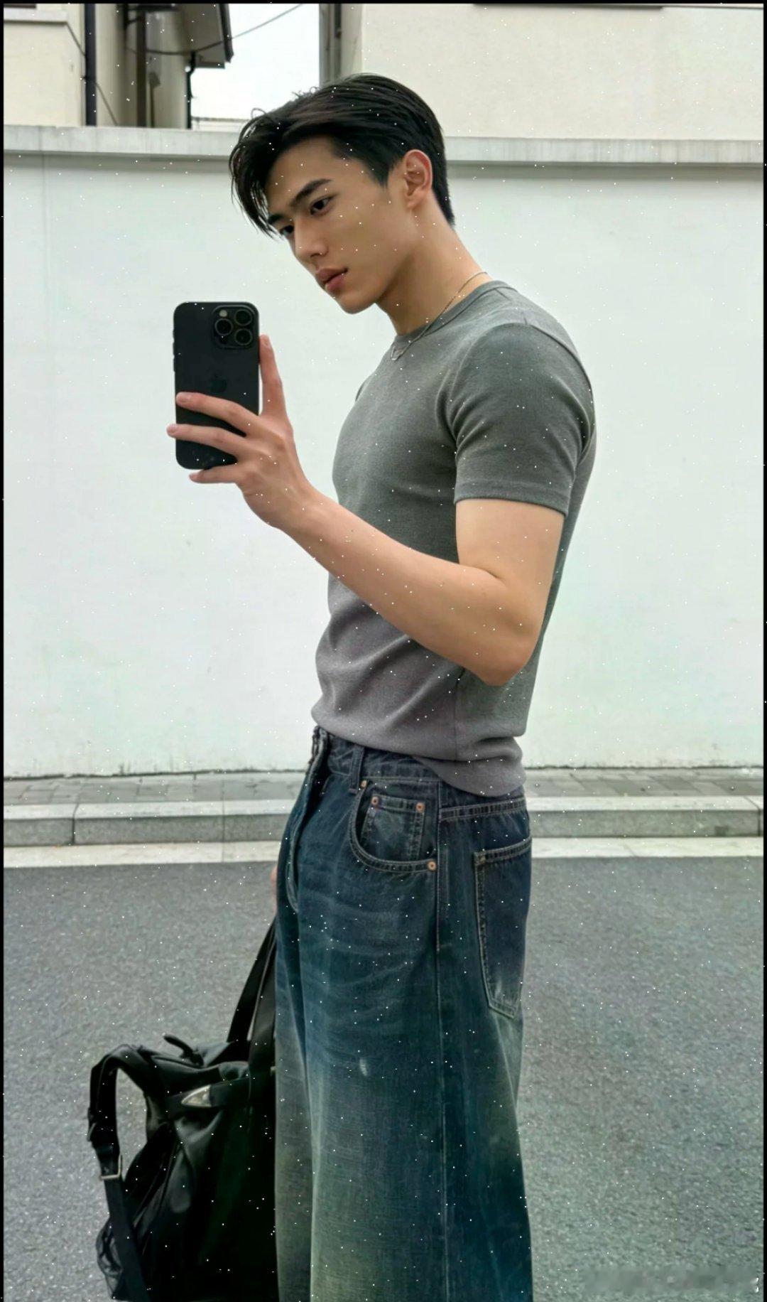 人的心情是可以突然变好的穿搭就会有好心情。灰短袖自带软糯肌理感，弱化硬朗线条； 