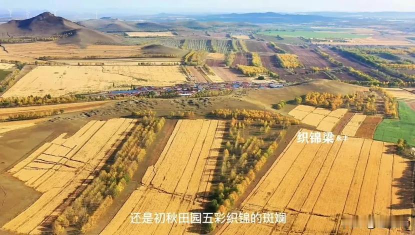 秋天的太仆寺旗，简直就是一幅流动的油画，美得让人心醉！金黄的草原与火红的石条山相