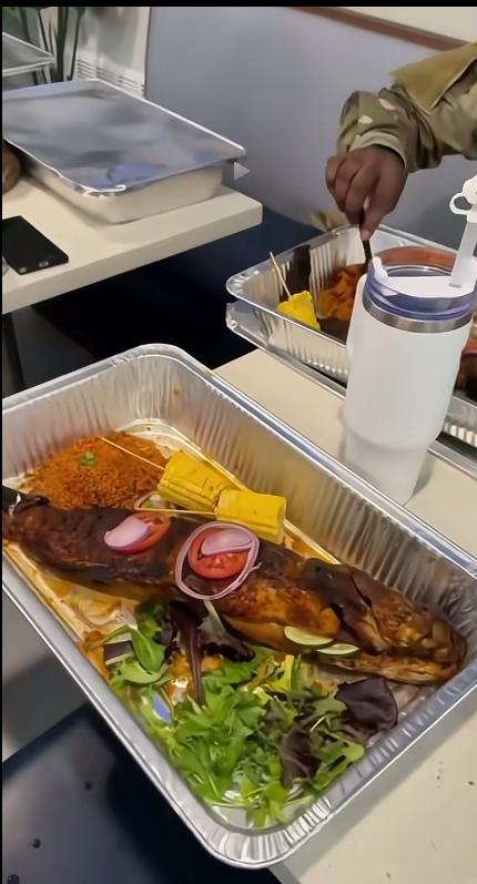 面对着食盒里面和自己肤色一样焦黑的鱼，一男一女两个大兵似乎一脸懵逼的样子。

细