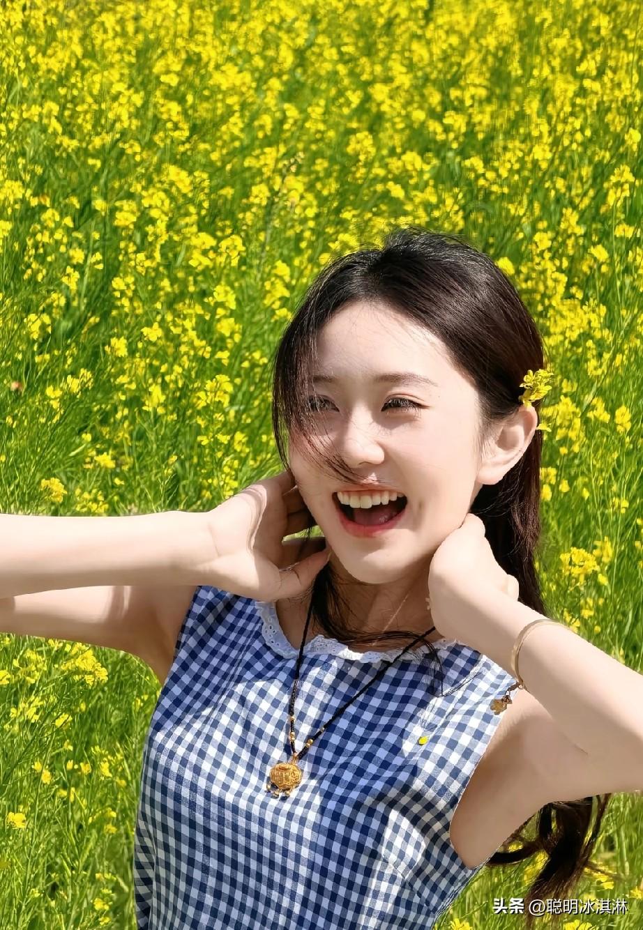 阳光明媚的田野中，笑容灿烂的女孩，花海中的甜美瞬间