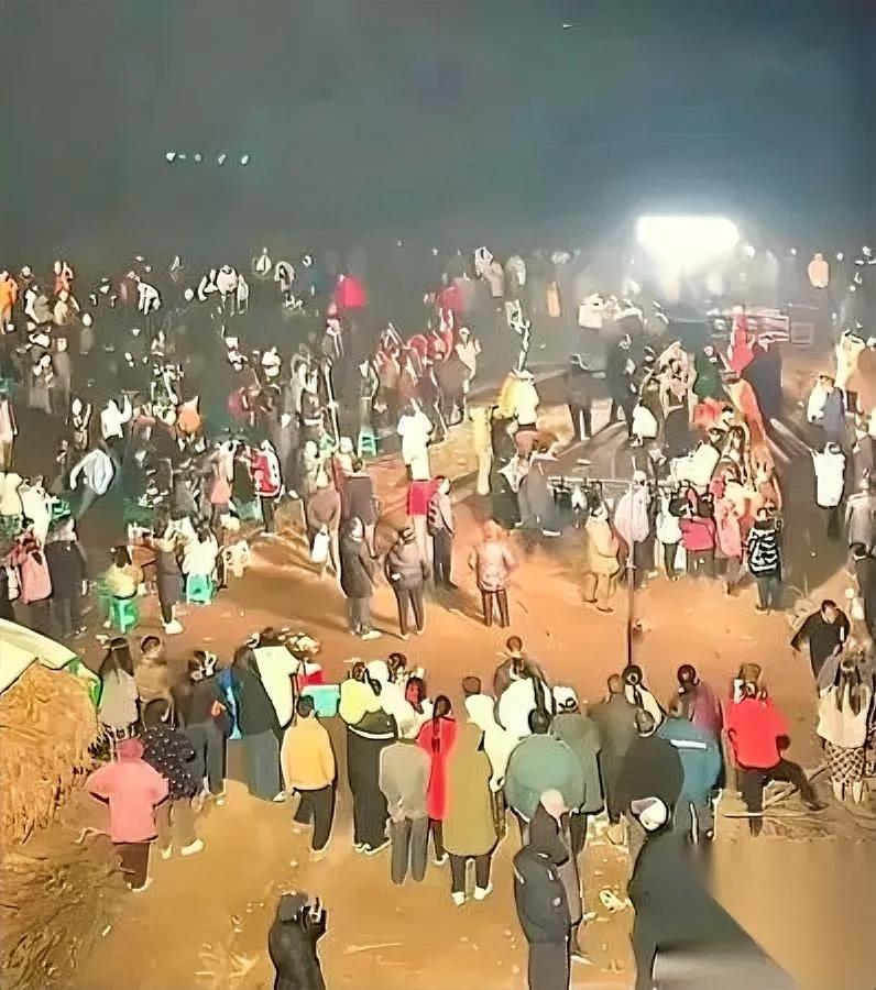 重庆姑娘喊人杀猪，爆了！

上千人涌来，结果她哭了……

呆呆本想叫网友帮老爸按