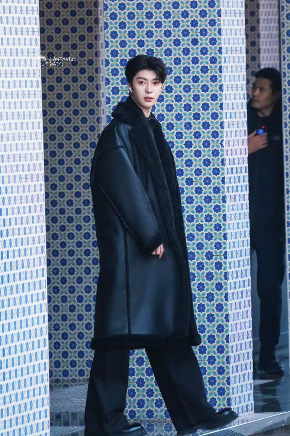 范丞丞今天跑男录制黑色大衣好韩，有一种欧巴的感觉