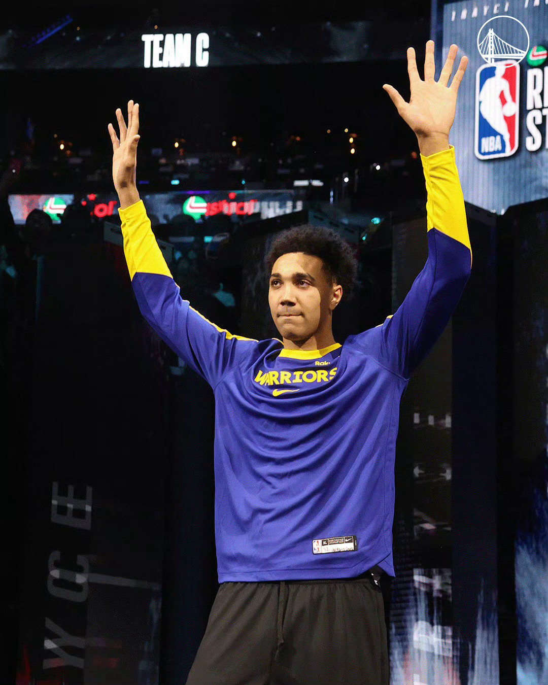 勇士将杰克逊-戴维斯交易至猛龙，换来2026年湖人的次轮选秀权。 