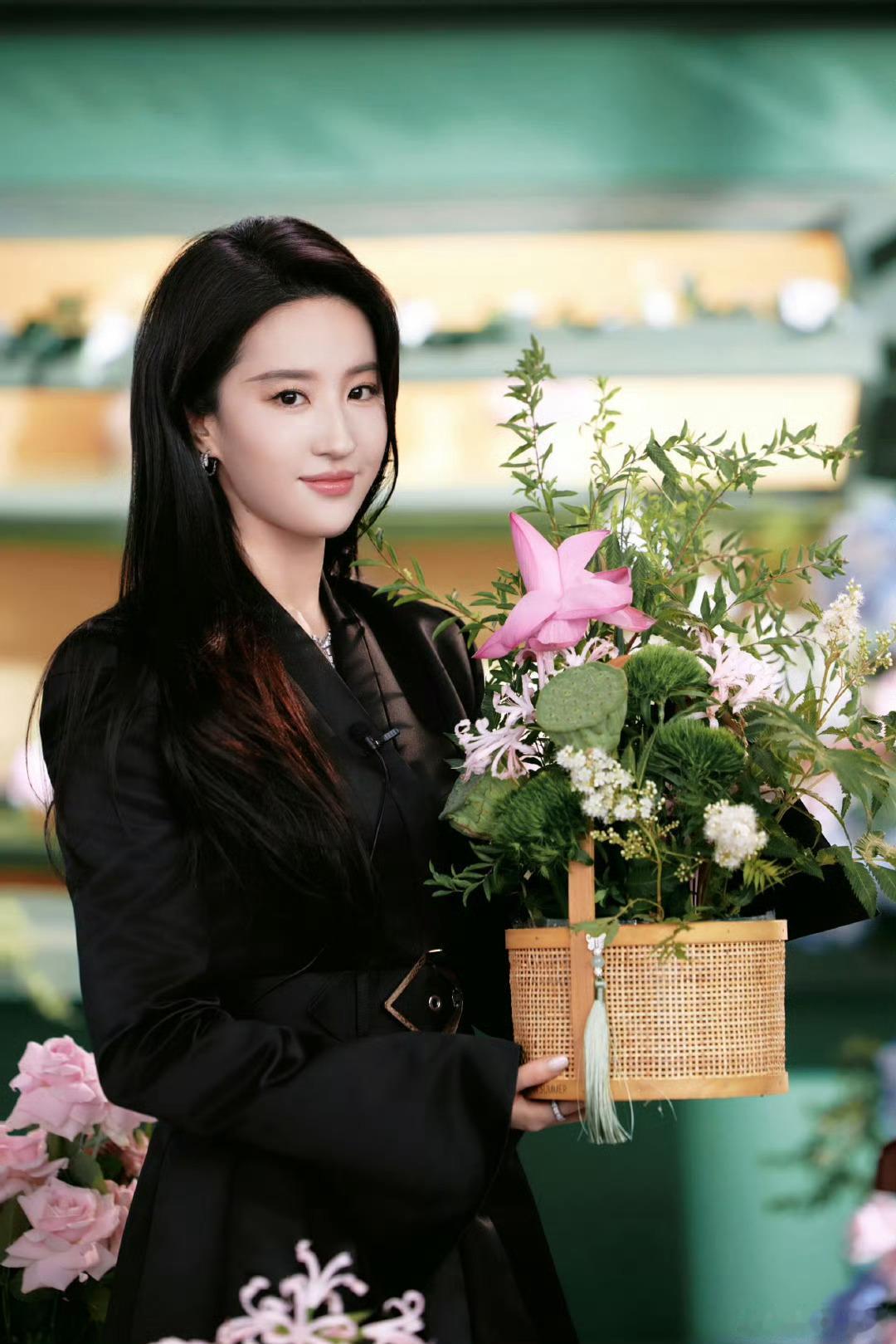 #刘亦菲[超话]#神仙姐姐生日快乐，新的一岁会有更多的好事发生 ​​​