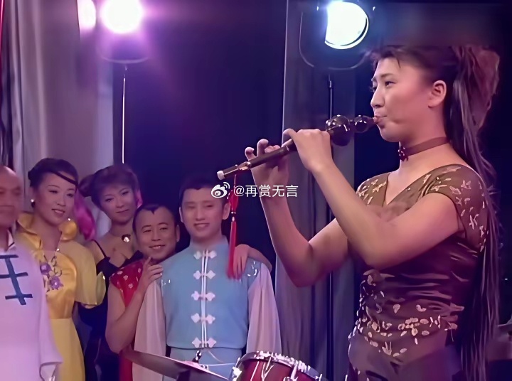 回看当年，闫学晶还是二人转演员时，在台上吹葫芦丝的一幕。惟妙惟肖，台下众人听得如