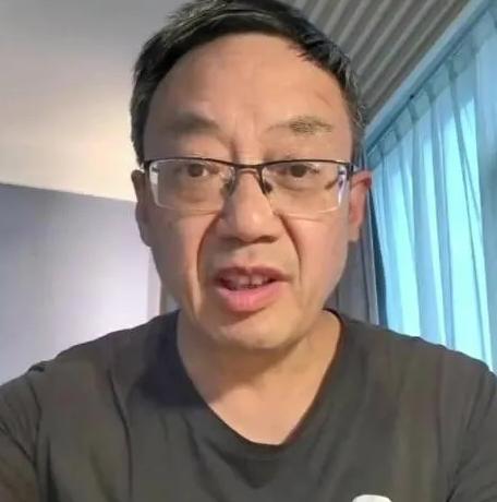 汤家凤曾反问：美国街头的流浪汉，英语不比国内某些专家差，不照样睡桥洞？印度人几乎