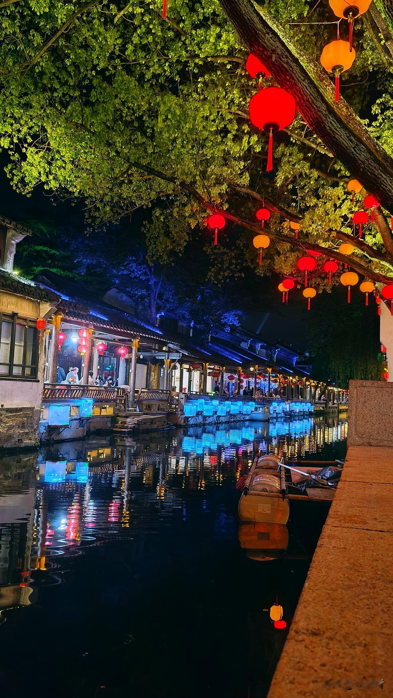 晒图笔记大赛‌水乡周庄韵自流，小桥如月映轻舟。粉墙黛瓦千年梦，烟雨江南画里游。