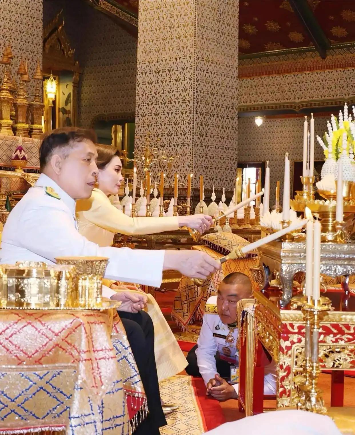 纹身、夸张的炫舞是泰国王哇集拉隆功全世界国王中独有，金碧辉煌的的仪式，给宠物狗授