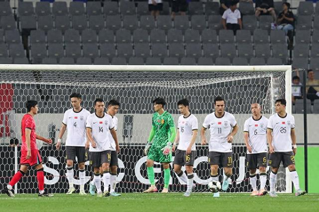 国足战日本酝酿变阵5后卫 按照计划，中国男足于当地时间10日下午4点半在韩国水原