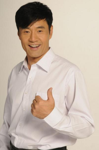 2003年，于荣光的父亲确诊为肝癌，医生告诉他：如果不化疗，最多活3个月。于荣光