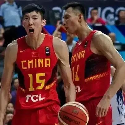 10年前亚锦赛上，中国男篮20分大逆转韩国夺冠，全场响起《歌唱祖国》，至今想来还