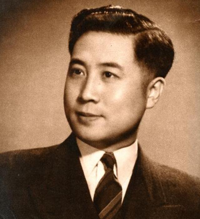 1949年4月的一个深夜，南京监狱。一个被判死刑的男人捂着肚子对看守喊：小兄弟，