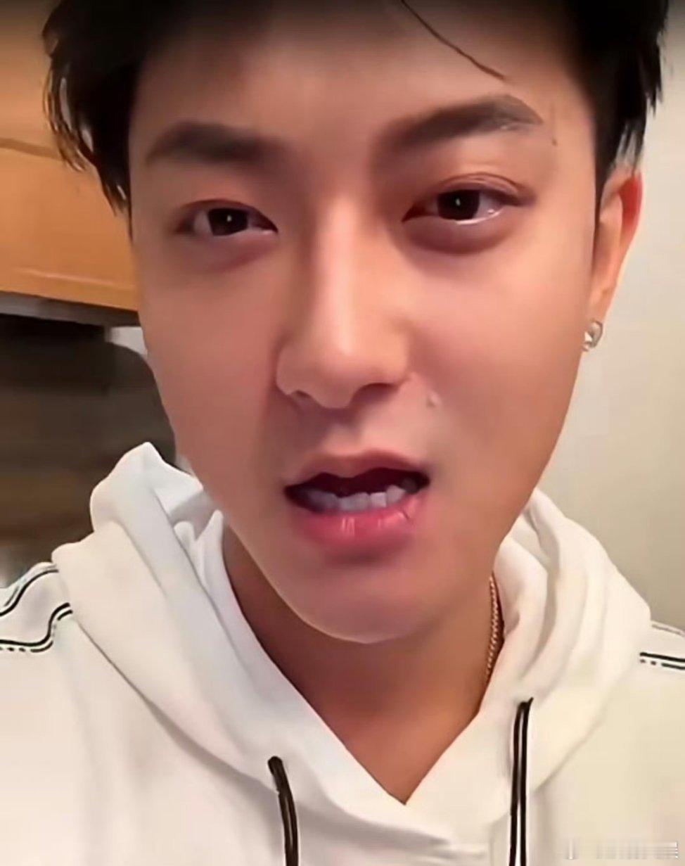 #黄子韬 老婆请说#这还是我认识的黄子韬吗？怎么感觉变成“小奶狗”了。在直播间对