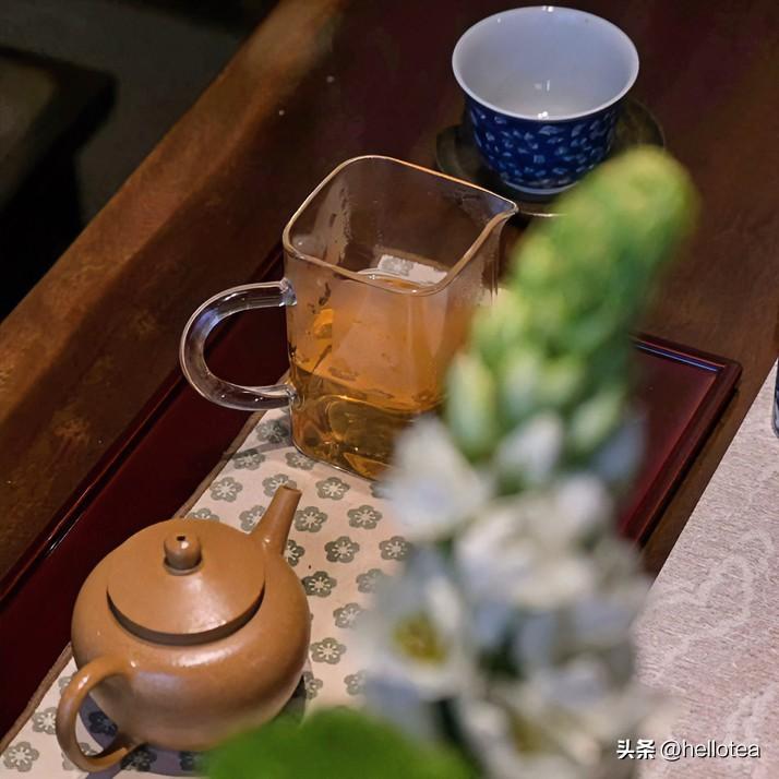 《茶味三叠·诗经变体》
采泉于幽涧，燃薪于静室。
沸水初腾烟，茶影自沉浮。
初若