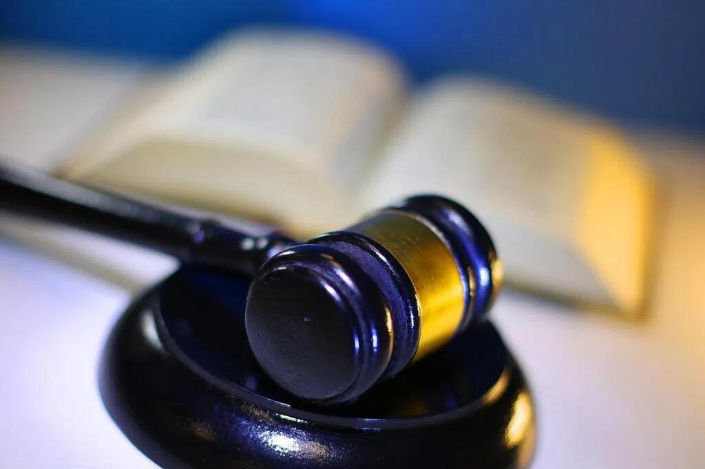 一名97岁商人欲娶交往50年的公司女秘书，但遭家人反对婚事。商人次子甚至入禀法庭