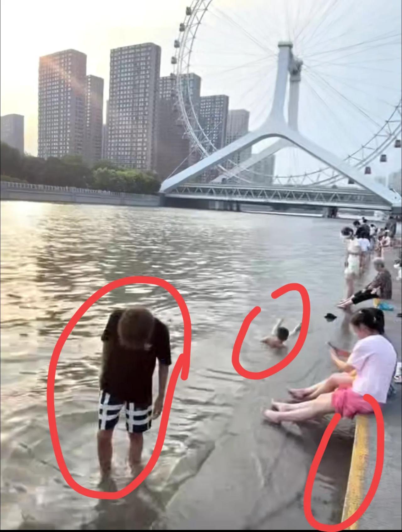 天津之眼溺水悲剧不应该呀。跳水大爷去哪了？
陕西榆林一家四口趁暑假来天津游玩，小