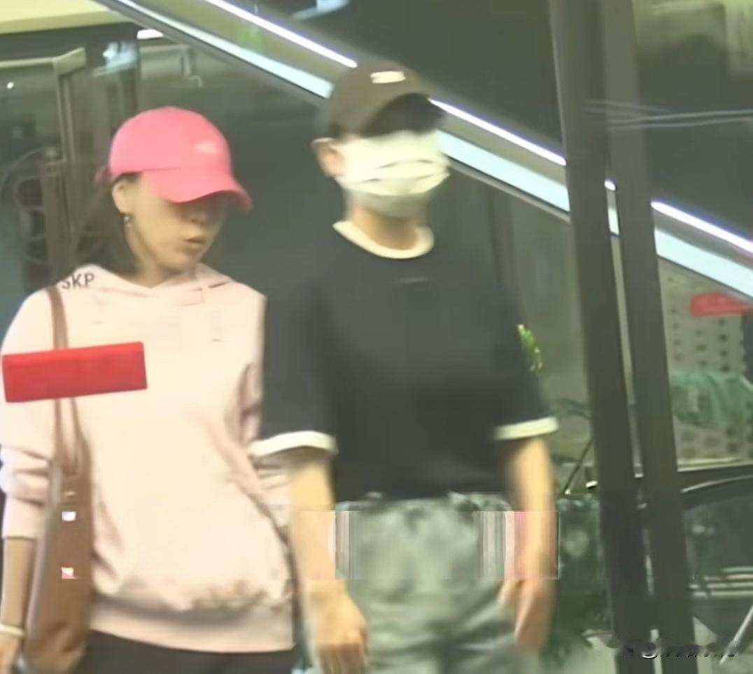 在沈春阳公开爆料丈夫小沈阳因减肥两次住进急诊之前，她被拍到独自现身奢侈品商场逛街