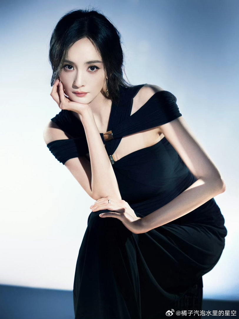 杨幂  🦊杨幂雅诗兰黛品牌全球代言人 每天，都没有办法不喝咖啡。估计就算全世界